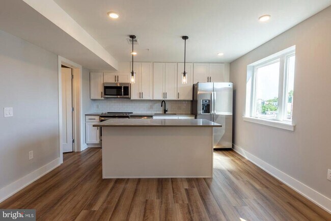 Building Photo - 3965 Lancaster Ave