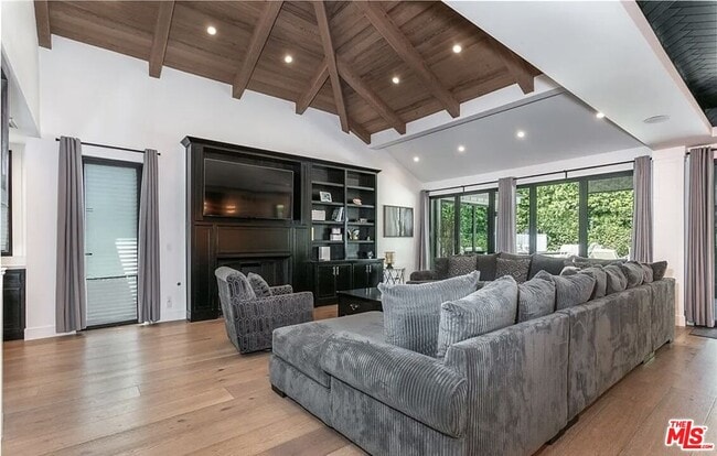 Building Photo - 5225 Topeka Dr