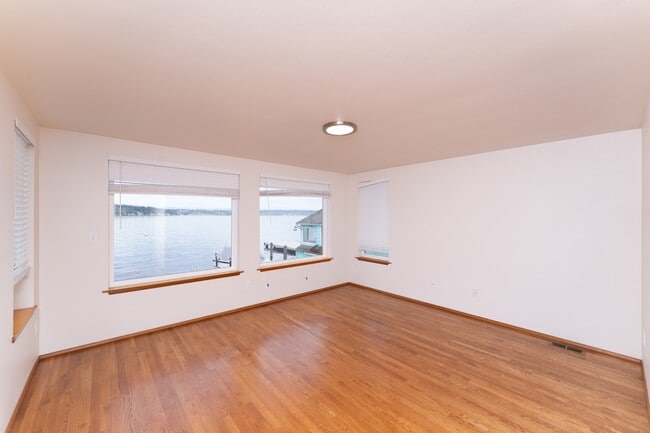 Building Photo - 10358 Riviera Pl NE