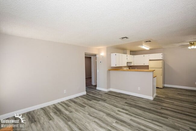 Building Photo - Beautifully Updated 2Bdm 1Ba Unit in a Gat...