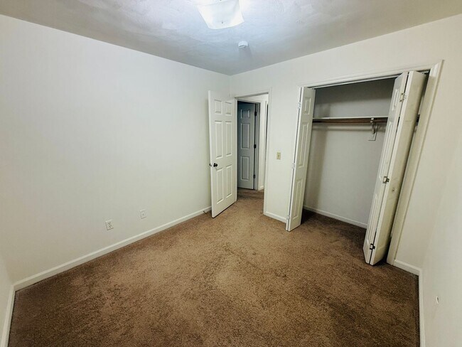 Building Photo - 882 Patrick Henry Dr