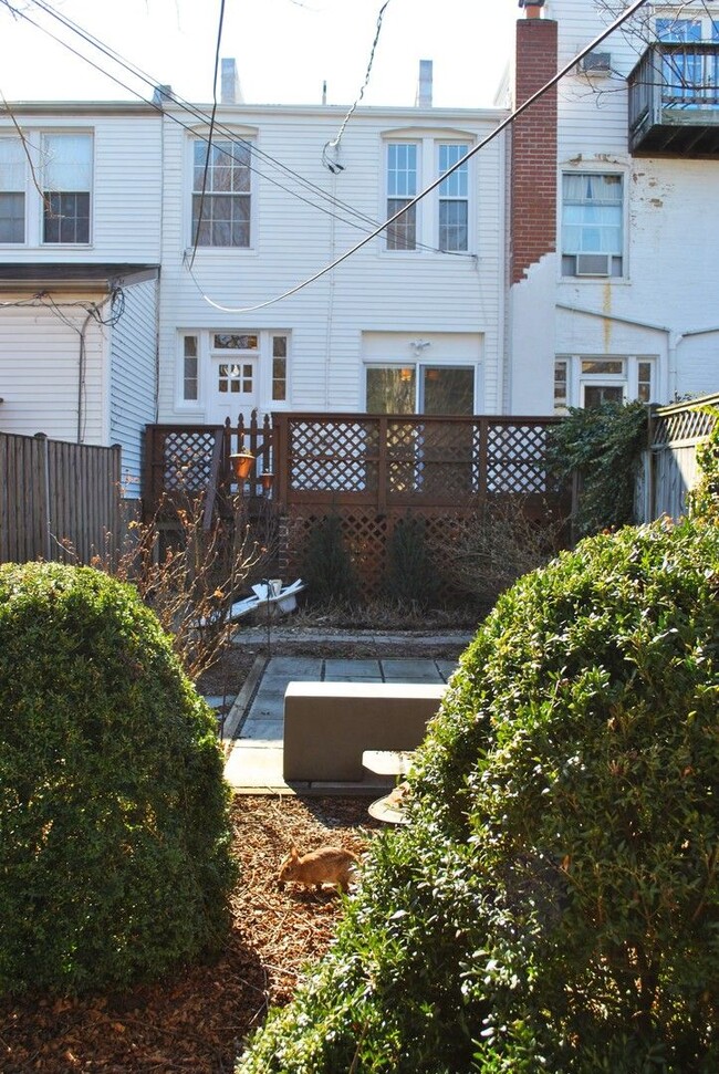 Building Photo - Georgetown near GT Medstar Hospital, Chic Rowhouse 5br/3Ba w/Yard, Deck, Parking