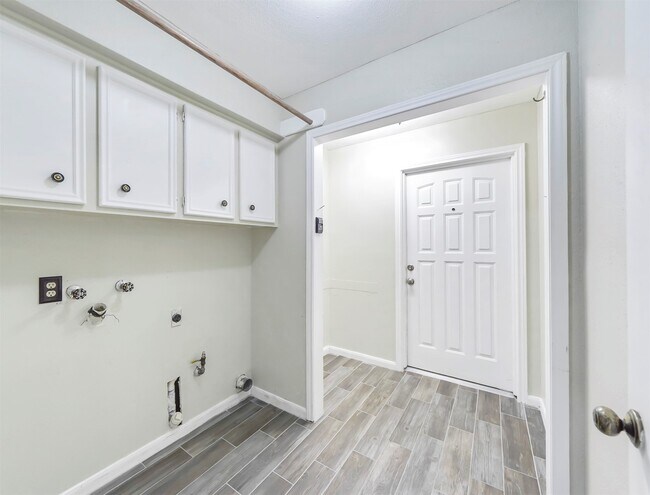 Building Photo - 2304 Colleen Dr