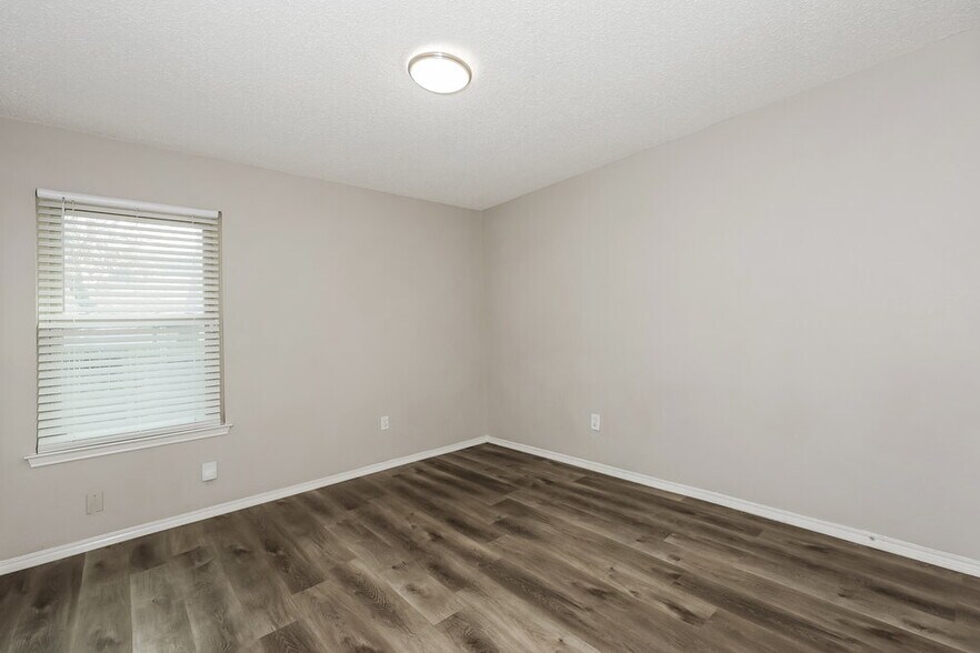 Building Photo - 1121 Cardinal Oaks Dr