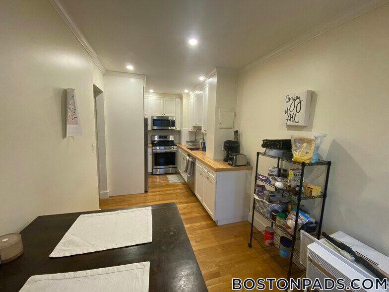 Building Photo - 448 Park Dr