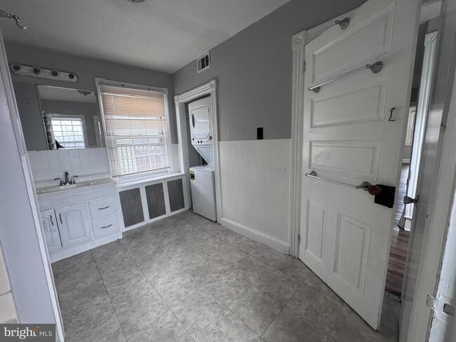 Building Photo - 25 E Main St