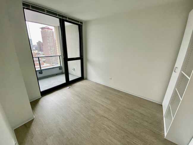 Building Photo - 712 N Dearborn St