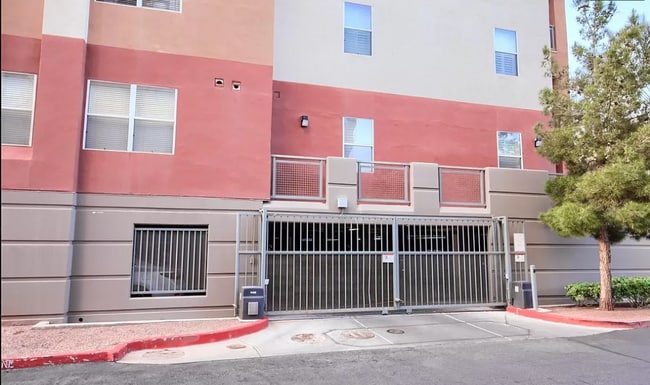 Building Photo - 15 E Agate Ave