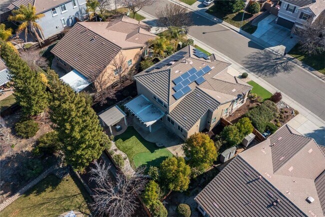 Building Photo - Elegant & Spacious 4 Bedroom Home Near Fol...