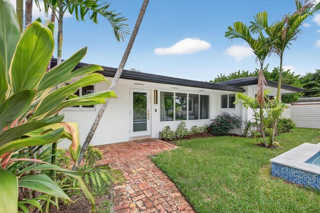 Building Photo - 1981 Coral Gardens Dr