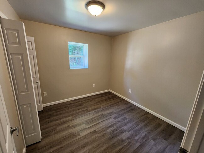 Building Photo - Spacious 3-Bedroom, 1-Bathroom Home AVAILA...
