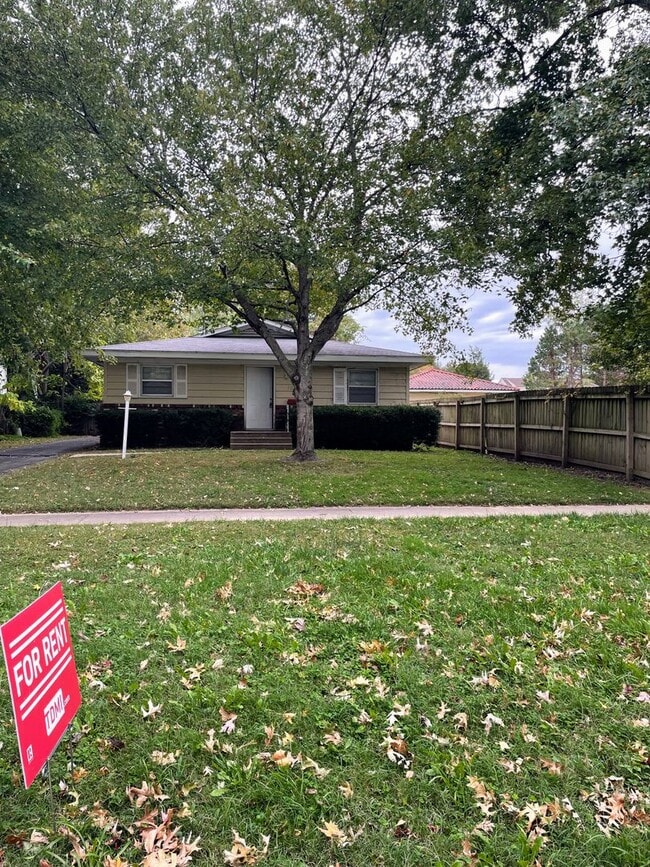 Building Photo - Charming home in a beautiful neighborhood