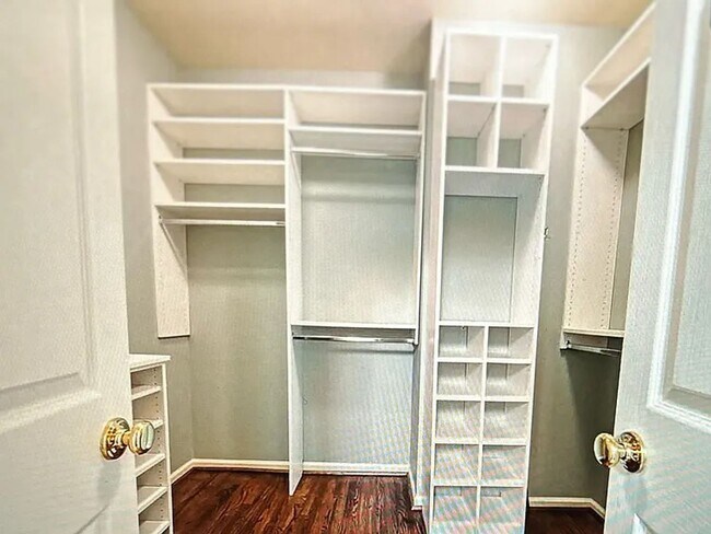 Building Photo - 4 bdrm, 4 bath Townhome in Druid Hills.