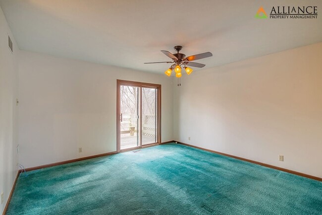 Building Photo - Amazing, Spacious Home! Pet Friendly!