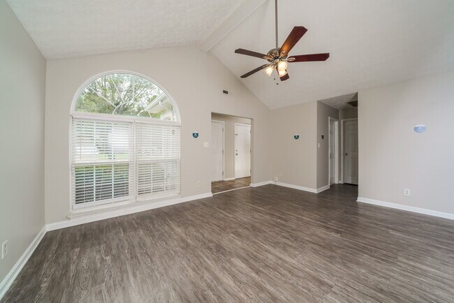 Building Photo - 11111 Meadow Chase Ct