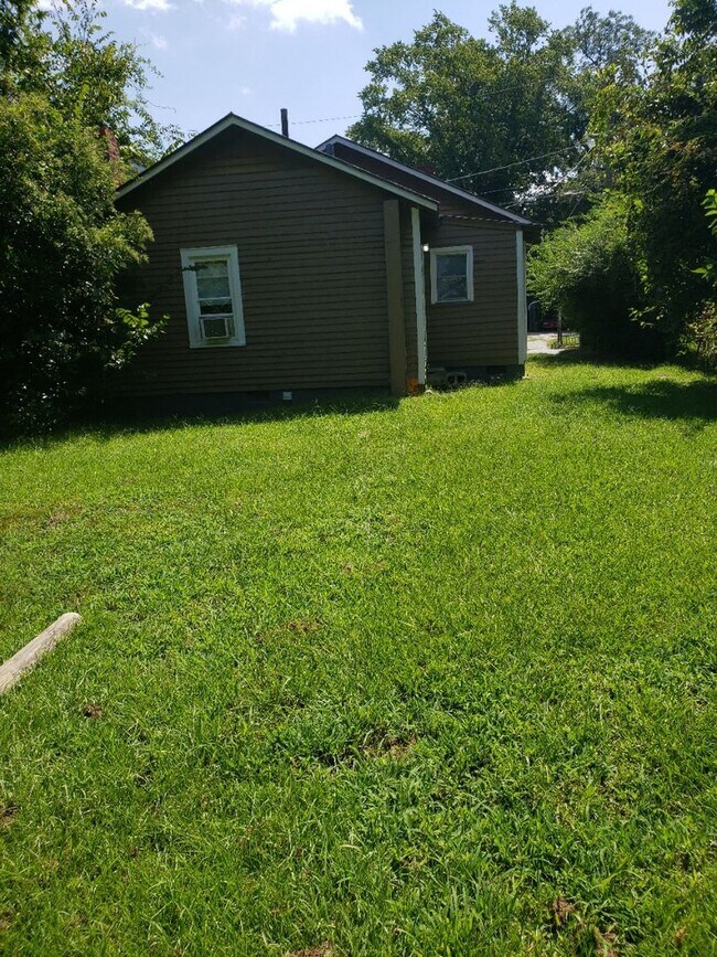Building Photo - 3 Bedroom, 1.5 Bath Home