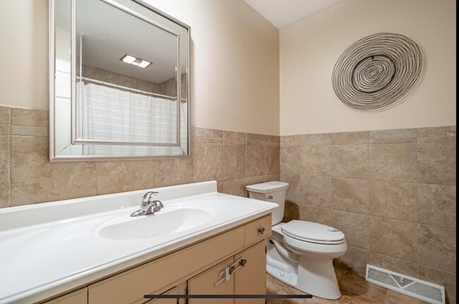 Building Photo - 2211 Kipping St