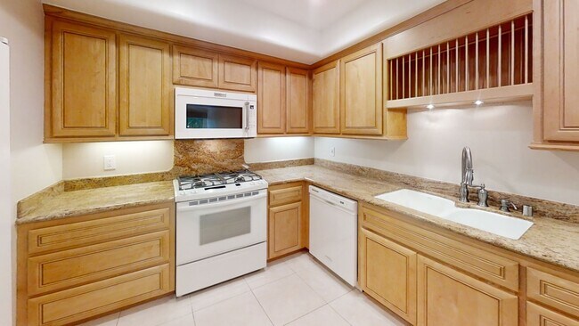 Building Photo - Gorgeous 3bd/2.5 bath in East Bluff!