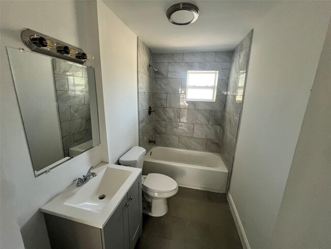 Building Photo - 422 SW 4th Ave