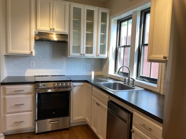 Building Photo - 13 John St