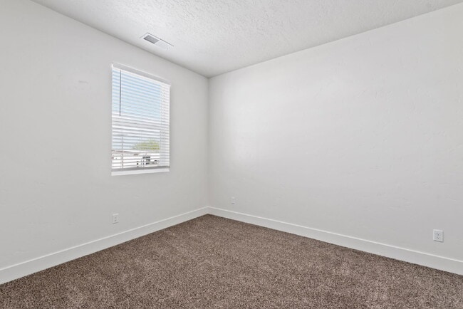 Building Photo - "Discover Comfort & Style: Spacious 3-Bed,...