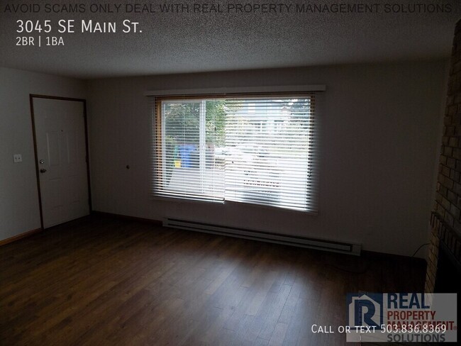 Building Photo - Retro Duplex in the Heart of Hawthorne/Sun...