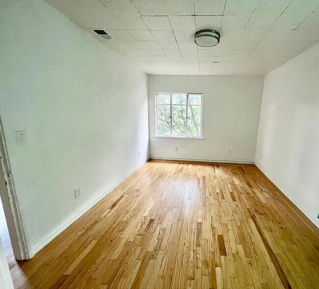 2nd bedroom - 6323 Valley View Rd