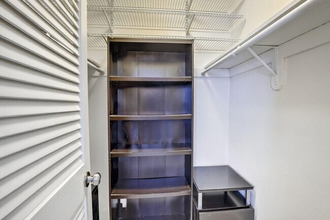 Building Photo - 581 Blue Heron Dr