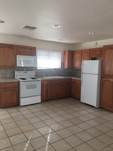Building Photo - 3676 Yucca Mesa Rd