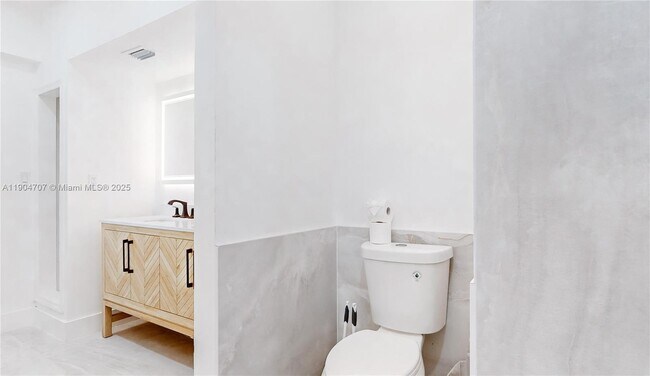 Building Photo - 2525 Garfield St