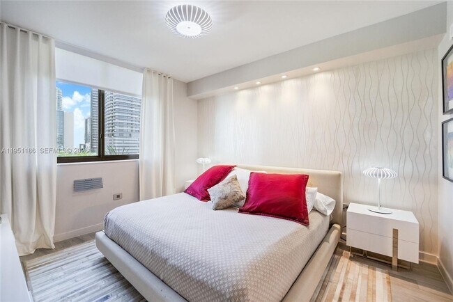 Building Photo - 999 SW 1st Ave