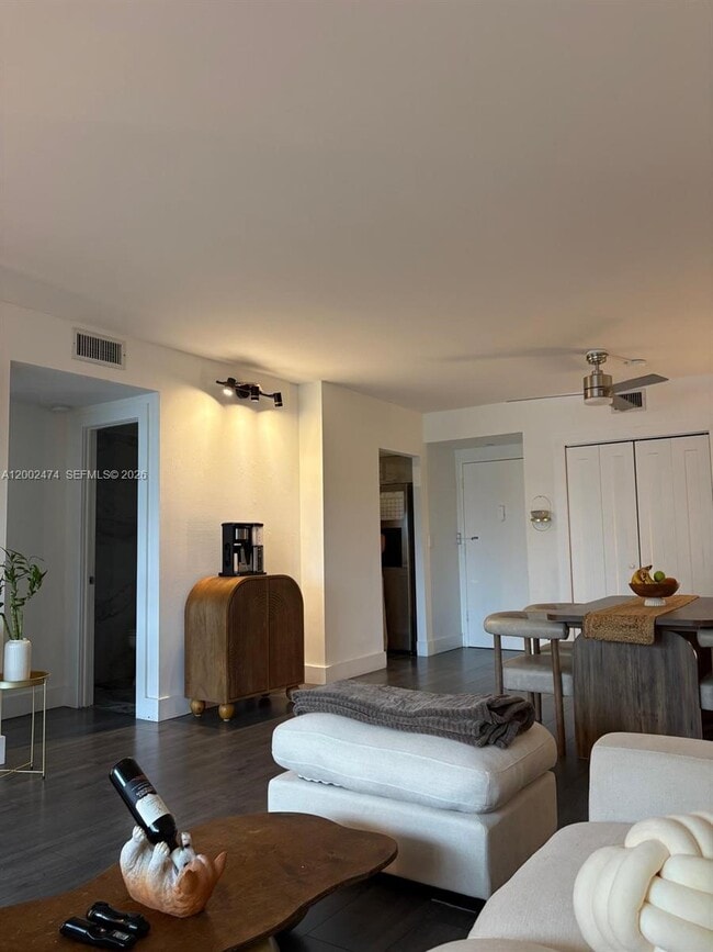 Building Photo - 4200 Hillcrest Dr