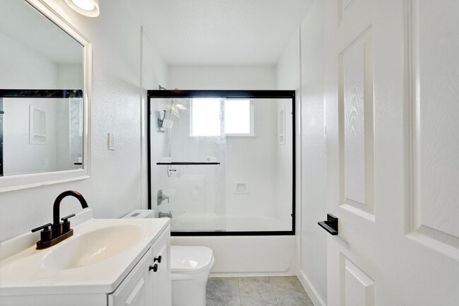 Building Photo - Rare 2 Bed 1 Bath Home with Huge Private Backyard