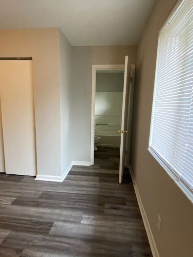 Building Photo - Charming 1 Bed Apartment with Laundry Hook...