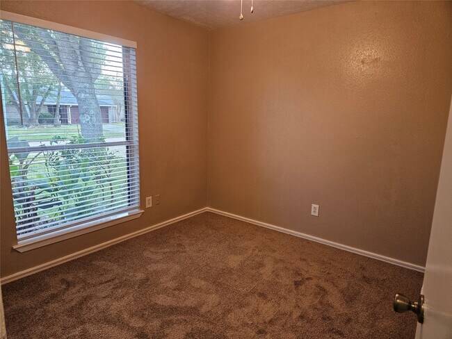 Building Photo - 2704 Orion Dr