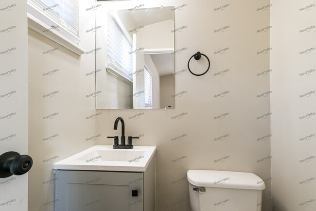 Building Photo - 380 Moule Dr