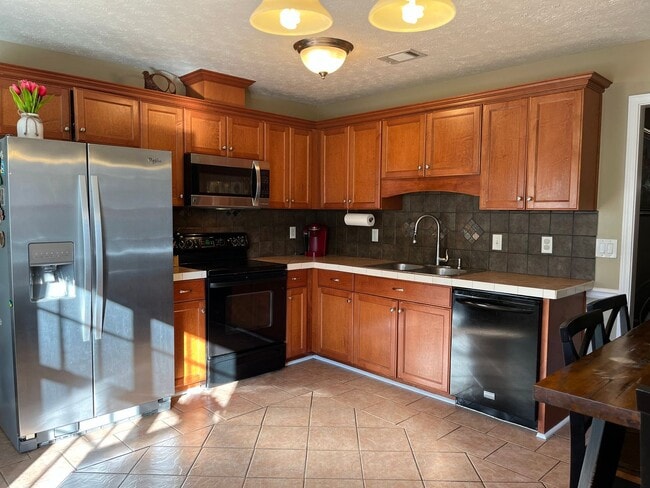 Building Photo - 4 Bedroom home in Smiths Station