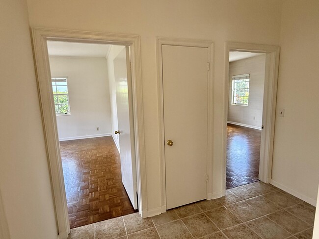 Building Photo - 206 Russlyn Dr