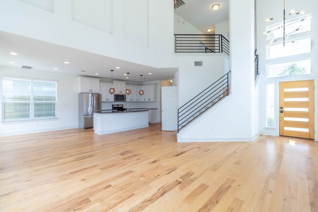 Building Photo - Amazing and peaceful 3/2.5 home in Austin!