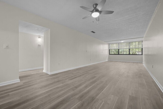 Building Photo - Newly Renovated 2BD/1.5 Bath Condo at Rege...