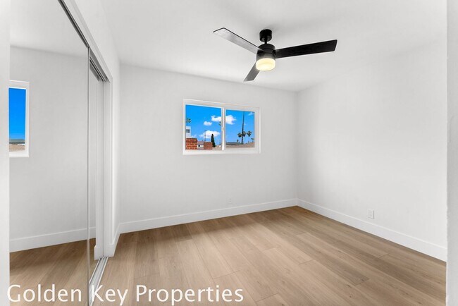 Building Photo - Welcome to your beautifully remodeled apartment in South Oceanside just a few blocks from the beach!