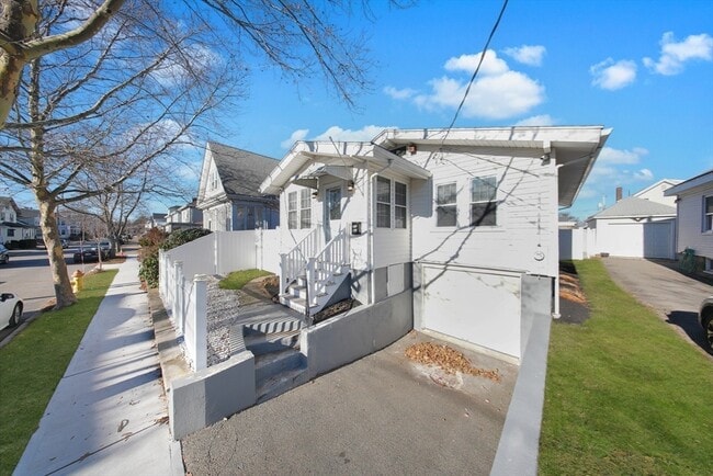 Building Photo - 52 Hovey St