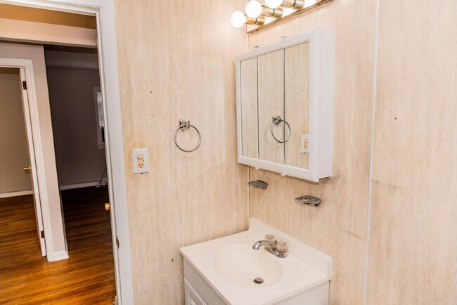 Building Photo - ONE MONTH FREE-Sign by 2/28/2026: Walk to Carytown & the Fan