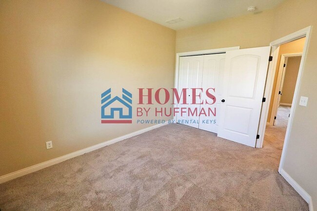 Building Photo - Three Bedroom | Two Bathroom | Newburgh