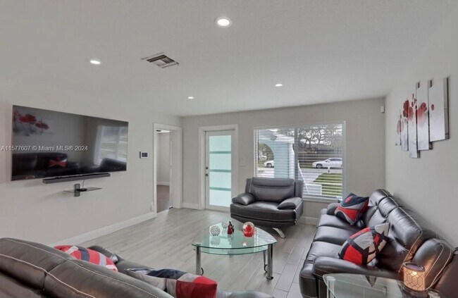 Building Photo - 876 Gardenia Dr