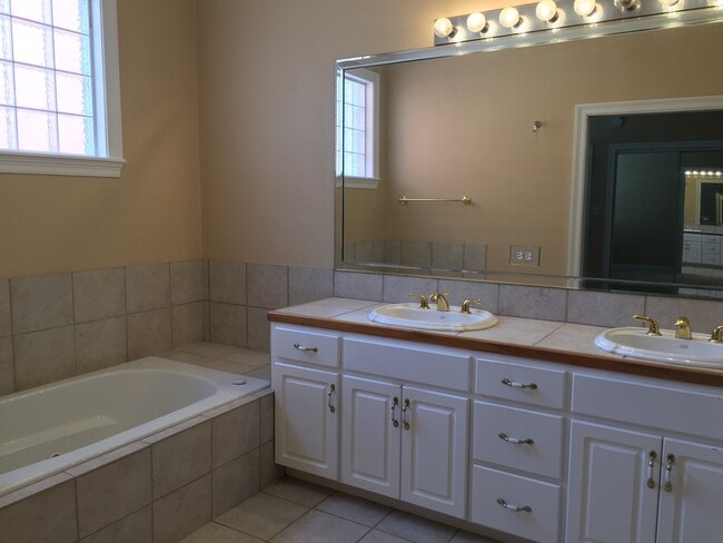 Building Photo - Pensacola - Downtown - 2 bedroom, 2 bathroom - water and sewer included