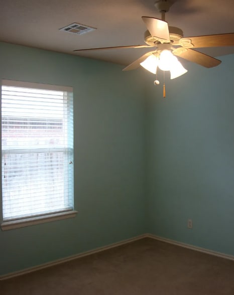 Building Photo - 18204 Willow Oak Ln