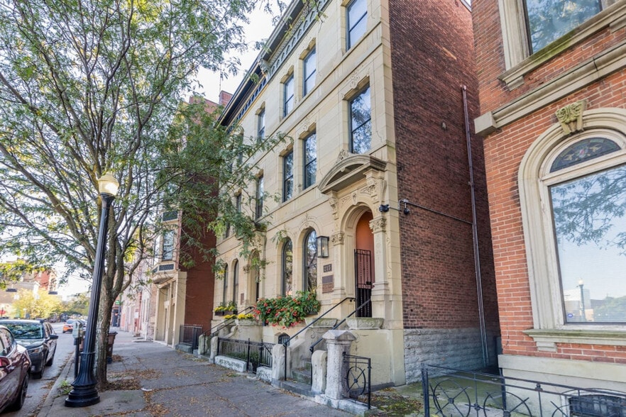 Building Photo - 215 W 9th St