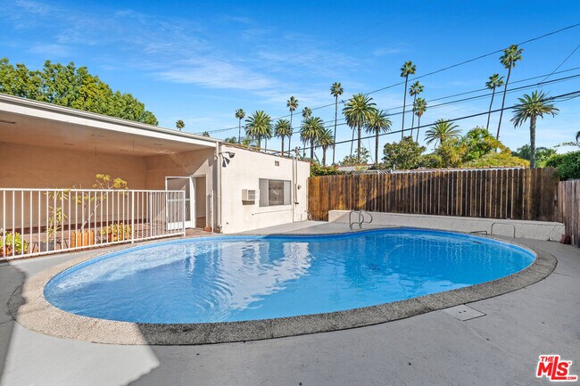 Building Photo - 312 S Maple Dr