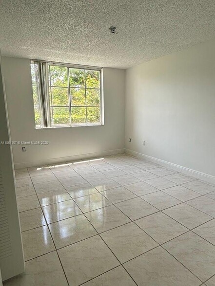 Building Photo - 12136 Saint Andrews Pl